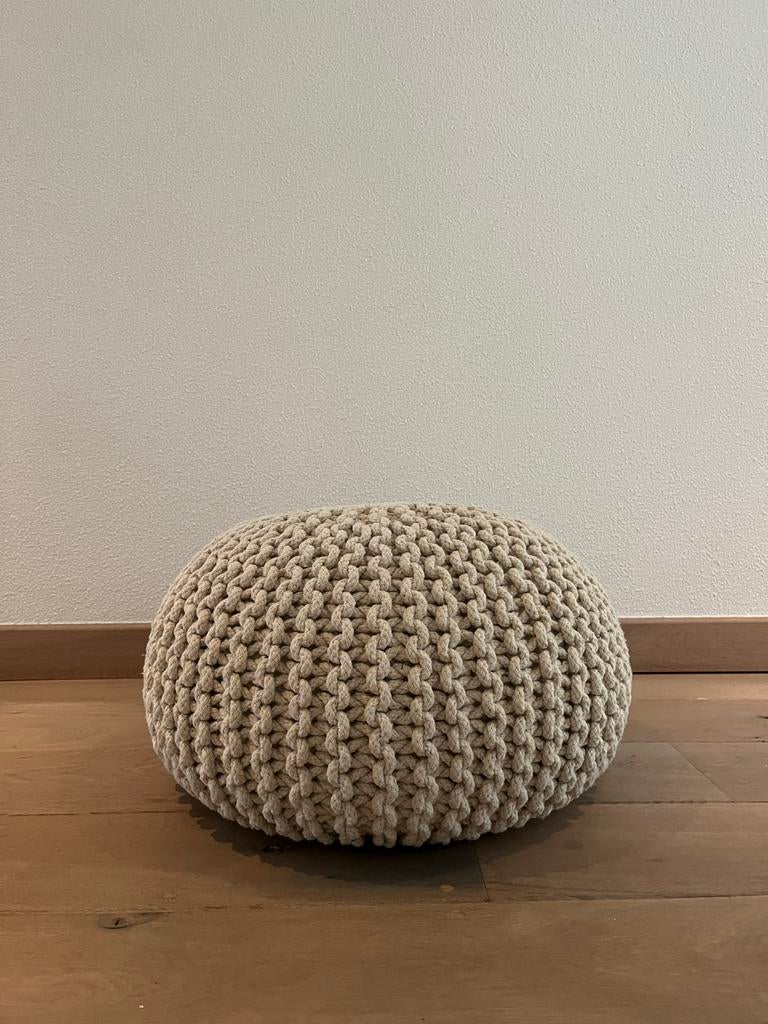 Mooie ronde poef gebreid., Huis en Inrichting, Banken | Voetenbanken en Poefen, Rond, Minder dan 50 cm, Ophalen of Verzenden, Zo goed als nieuw