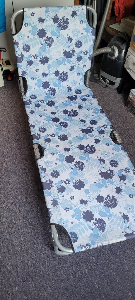 Stretcher met bloemenprint - Gebruikt maar functioneel, Ophalen