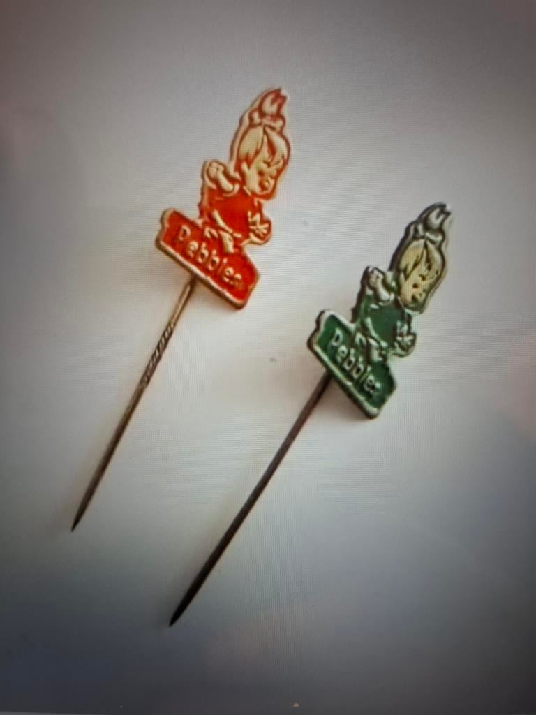 2 Soeldjes Pebbles, Ophalen of Verzenden, Nieuw, Figuurtje, Speldje of Pin