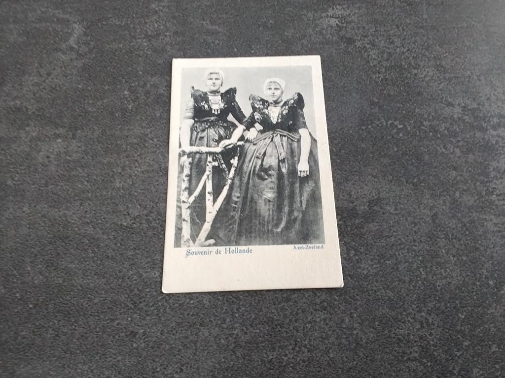 Klededracht Zeeland 2 jonge  boerinnen Axel ca 1915, Ophalen of Verzenden, Voor 1920, Ongelopen, Klederdracht