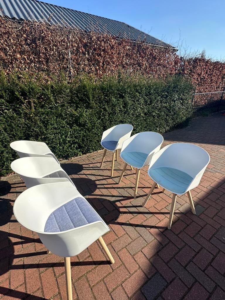 Witte kuipstoelen 6x met houten poten en gekleurde kussens, Ophalen, Kunststof, Gebruikt, Wit