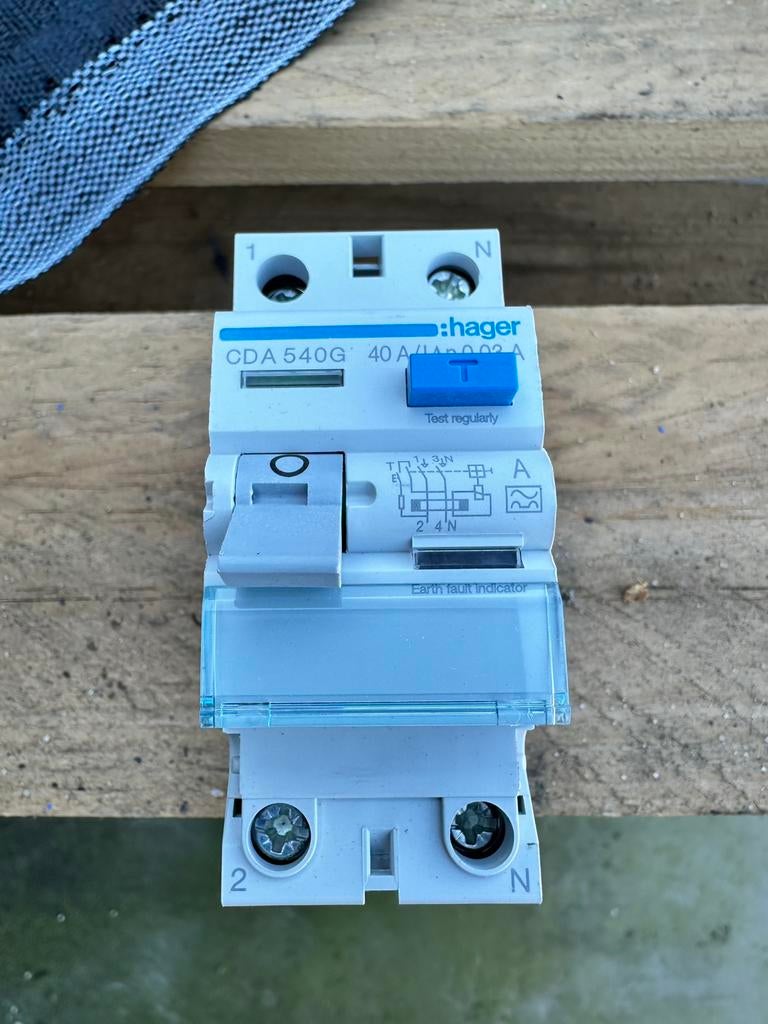 Hager aardlekschakelaar 2P 40A 30mA (CDA540G) - NIEUW, Ophalen of Verzenden, Zo goed als nieuw, Schakelaar