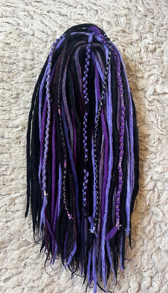 Nieuwe paarse wol dread met 5 versierde dreads nu voor 165€, Ophalen of Verzenden, Nieuw, Pruik of Haarverlenging