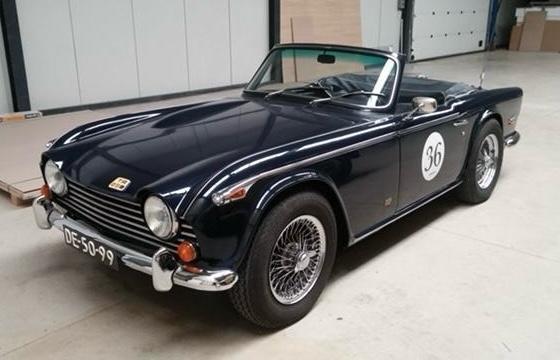 Triumph TR 250 UNIEK | FULL BODY OFF RESTAURATIE |, Auto's, Triumph, Lederen bekleding, Gebruikt, Overige carrosserieën, Blauw