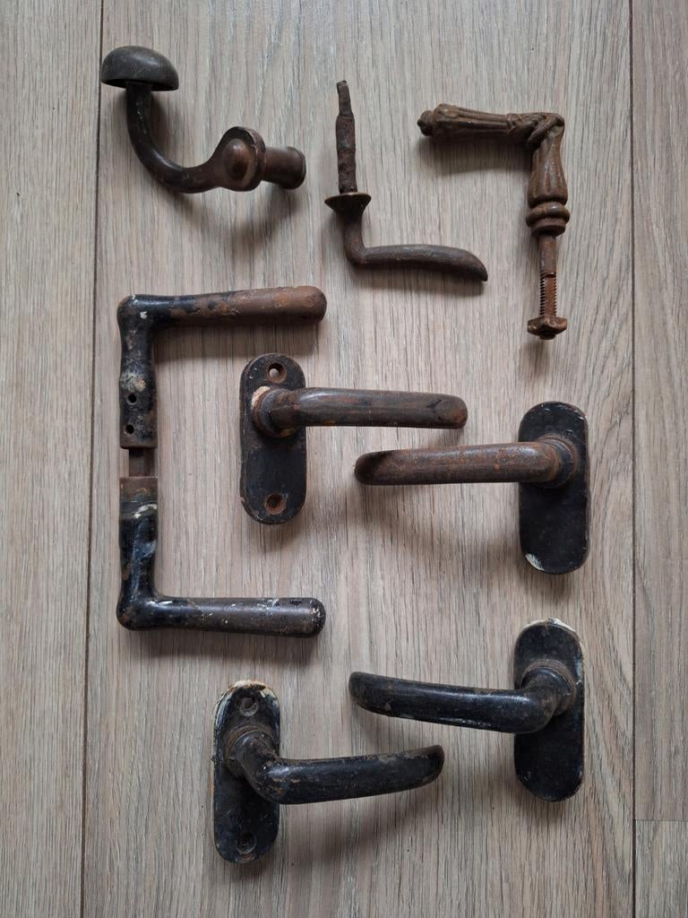 Partij oud deurbeslag, Doe-het-zelf en Verbouw, Hang- en Sluitwerk, Ophalen of Verzenden, Gebruikt, Klink of Kruk