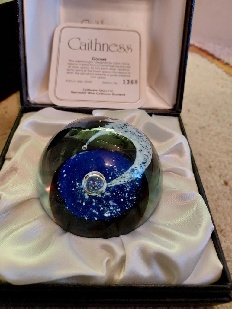 Caithness 'Comet' presse-papier paperweight, Ophalen