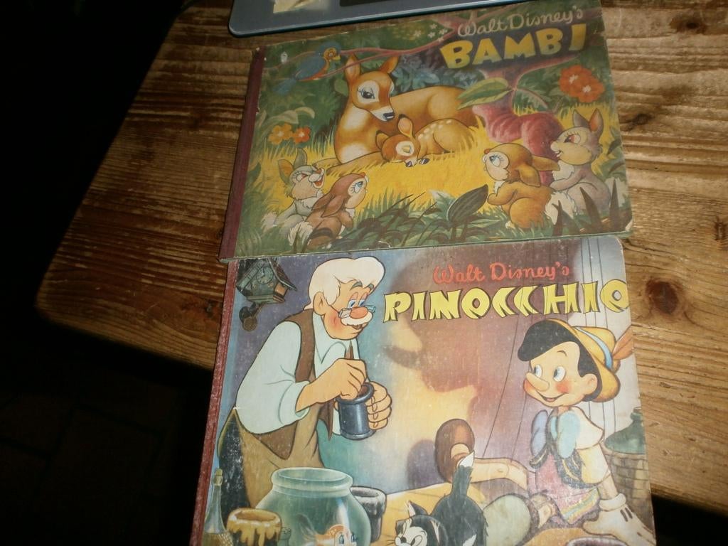 2 antieke plaatjesabums walt disney bambi pinokkhio 1952, Boeken, Kinderboeken | Jeugd | 13 jaar en ouder, Gelezen, Ophalen of Verzenden