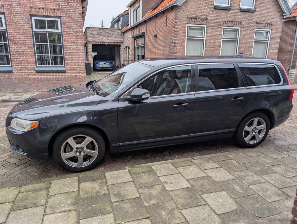 Volvo V70 2.0T 203pk Momentum, Auto's, 1800 kg, 4 cilinders, Origineel Nederlands, Stationwagon