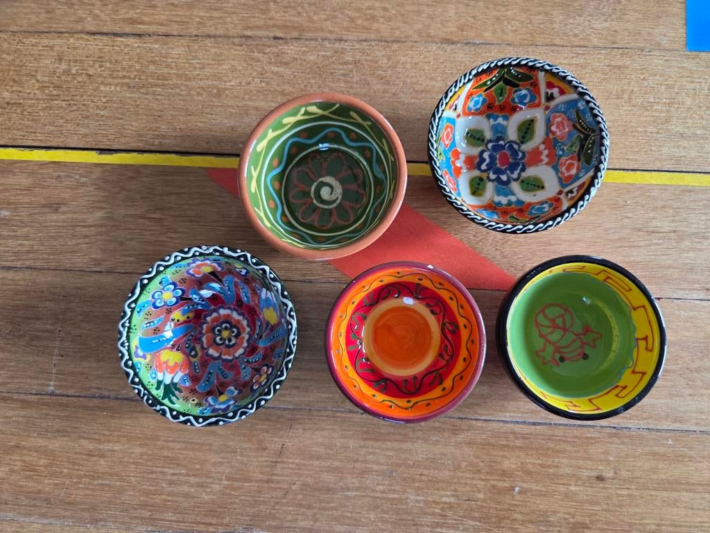 Set van 5 kleine, kleurrijke aardewerken schaaltjes, Ophalen of Verzenden, Nieuw, Overige stijlen, Schaal of Schalen
