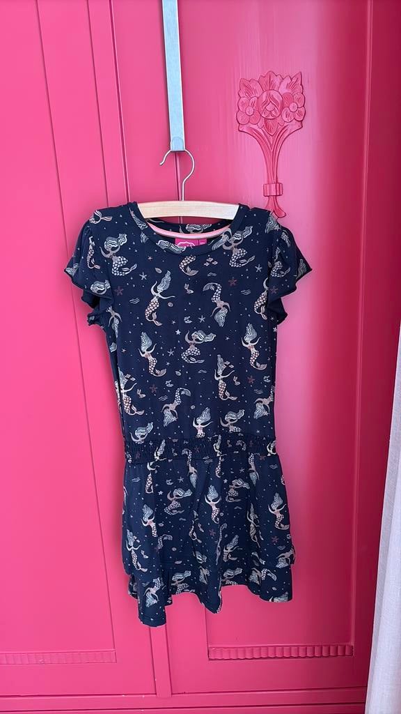 Zomerjurkje Jubel 122, donkerblauw met zeemeerminnen, Kinderen en Baby's, Ophalen of Verzenden, Gebruikt, Meisje, Jurk of Rok