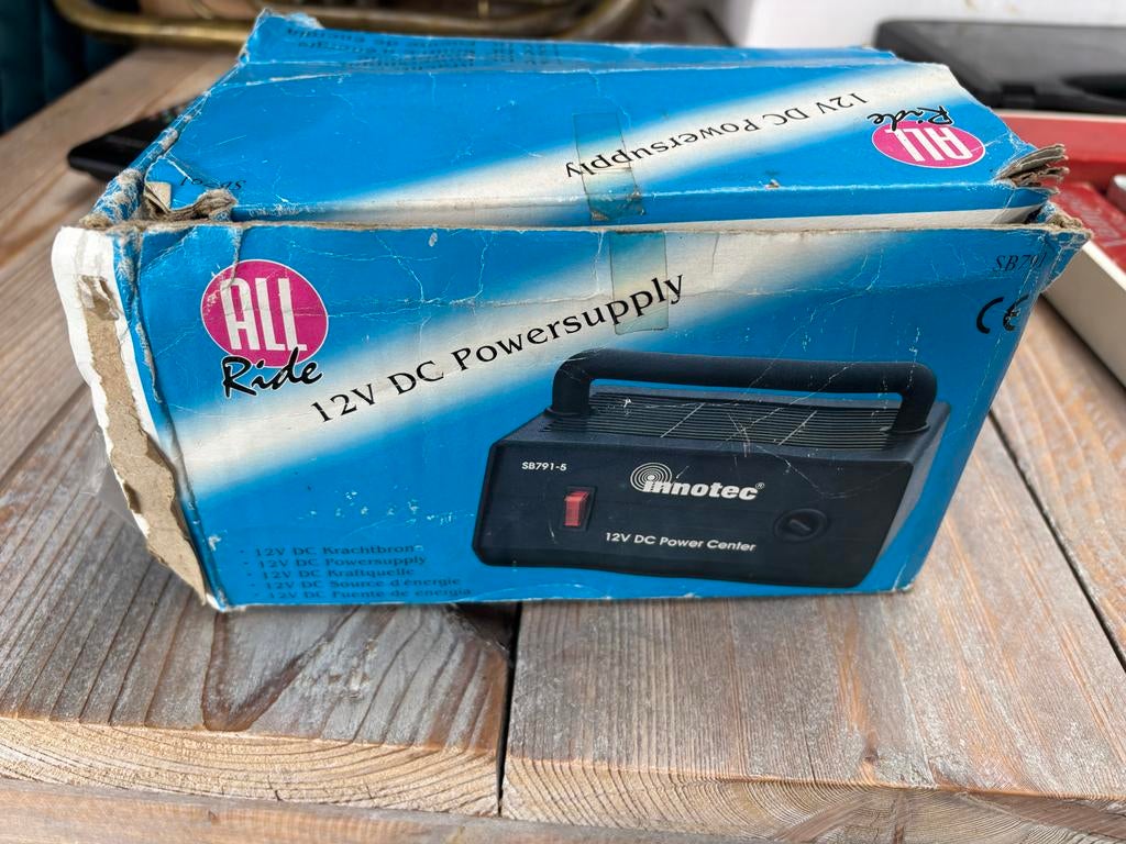 Innotec 12V DC Power Center / Acculader 13.8V DC 5A, Ophalen, Gebruikt, Universele onderdelen