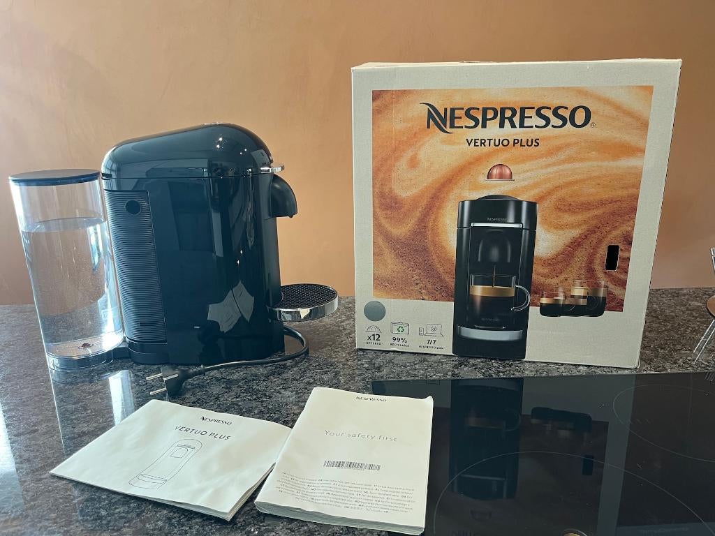 Tk.: Nespresso Vertuo Plus koffiemachine, Ophalen, Espresso apparaat, Zo goed als nieuw, 2 tot 4 kopjes