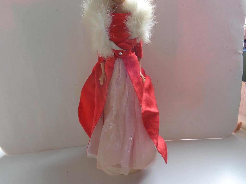 Barbie Magnificence met rode petticoat JE, Verzamelen, Ophalen of Verzenden, Gebruikt, Kleertjes