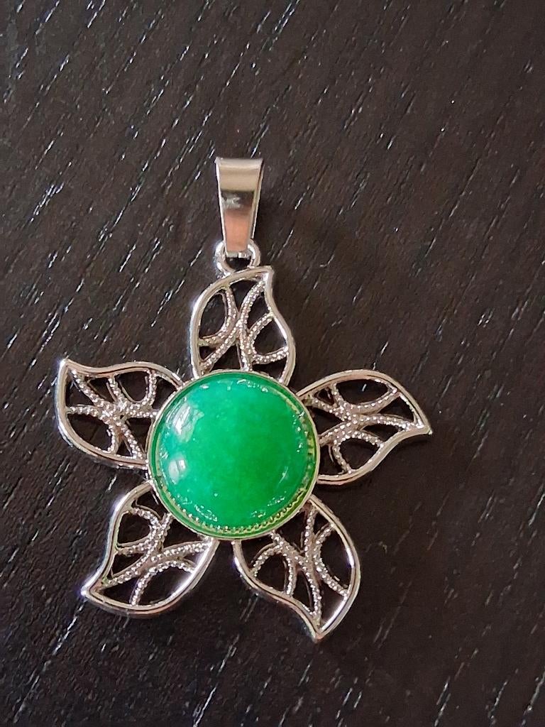 Hanger zilverkleurige bloem Jade, Overige kleuren, Nieuw, Ophalen of Verzenden, Steen of Mineraal