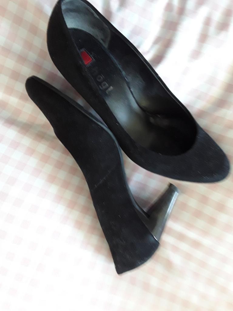 Suede hoge pumps. Merk Hogl., Kleding | Dames, Schoenen, Pumps, Zwart, Ophalen of Verzenden, Zo goed als nieuw