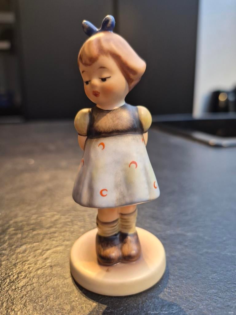 Hummel beeldje meisje met blauwe strik, Ophalen of Verzenden