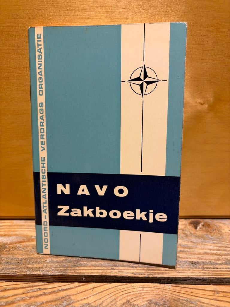 NAVO Zakboekje - Noord-Atlantische Verdragsorganisatie, Ophalen of Verzenden, 1945 tot heden, Gelezen, Overige onderwerpen