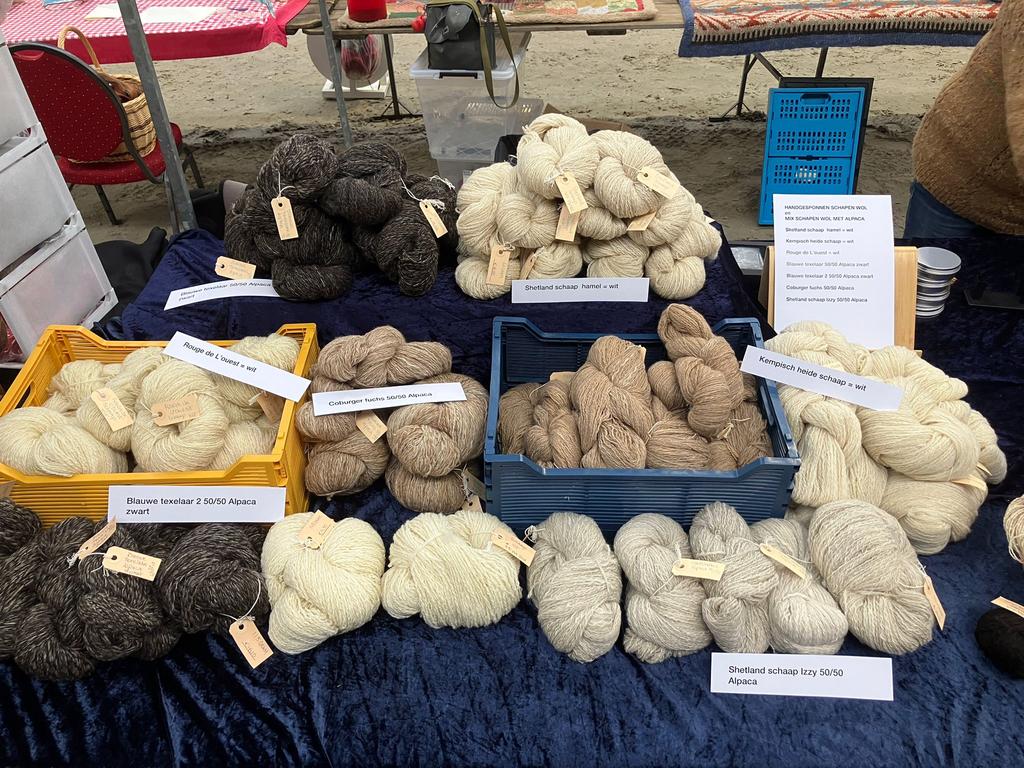 Handgesponnen wol Alpaca of div. Schapenrassen en mix vanA&S, Hobby en Vrije tijd, Breien en Haken, Nieuw, Breien of Haken, Wol of Garen