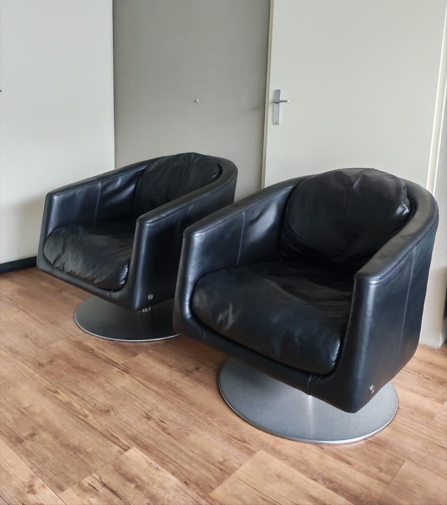 2 Natuzzi zwart lederen draaifauteuils, Huis en Inrichting, Ophalen, Gebruikt, 75 tot 100 cm, Modern