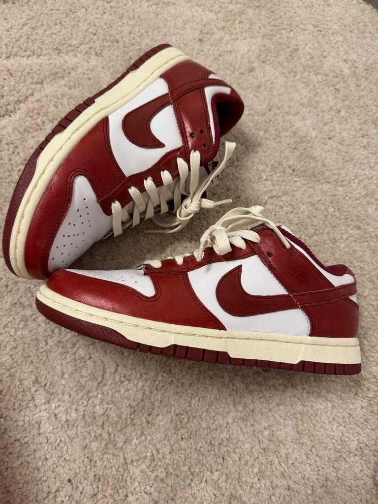 Nike Dunk Low Bordeaux - Maat 38, Kleding | Dames, Ophalen of Verzenden, Gedragen, Rood, Sneakers of Gympen