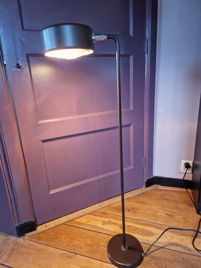 vloerlamp floorlamp Ateljé Lyktan Stekpannan Anders Pehrson, Huis en Inrichting, Lampen | Vloerlampen, Ophalen, Gebruikt, 100 tot 150 cm