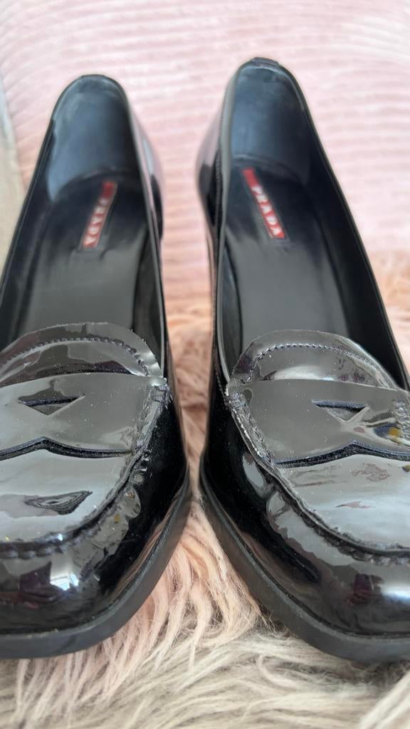 Prada Zwarte Lakleren prada pumps  maat 36, Ophalen of Verzenden, Gedragen, Zwart, Instappers