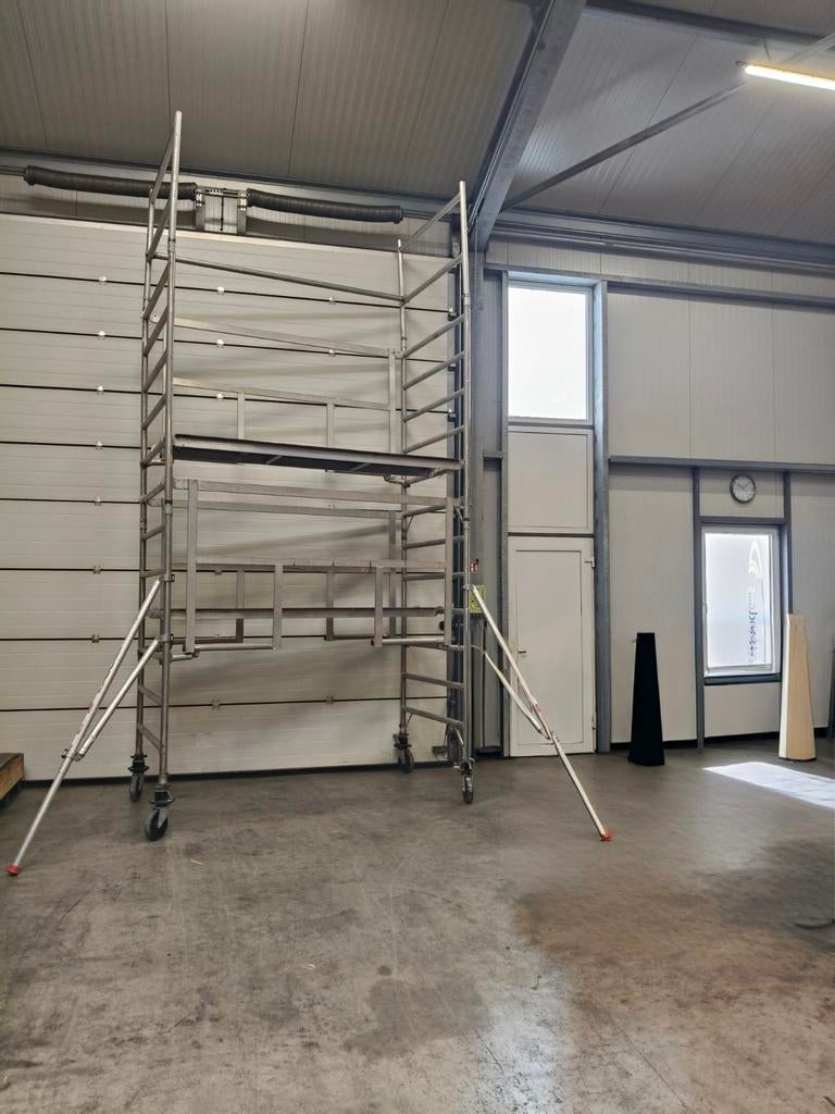 Steiger the huur. 5.20 hoog. 2.30 breed en 1.20 diep, Ophalen of Verzenden, Rolsteiger of Kamersteiger, 5 meter of hoger