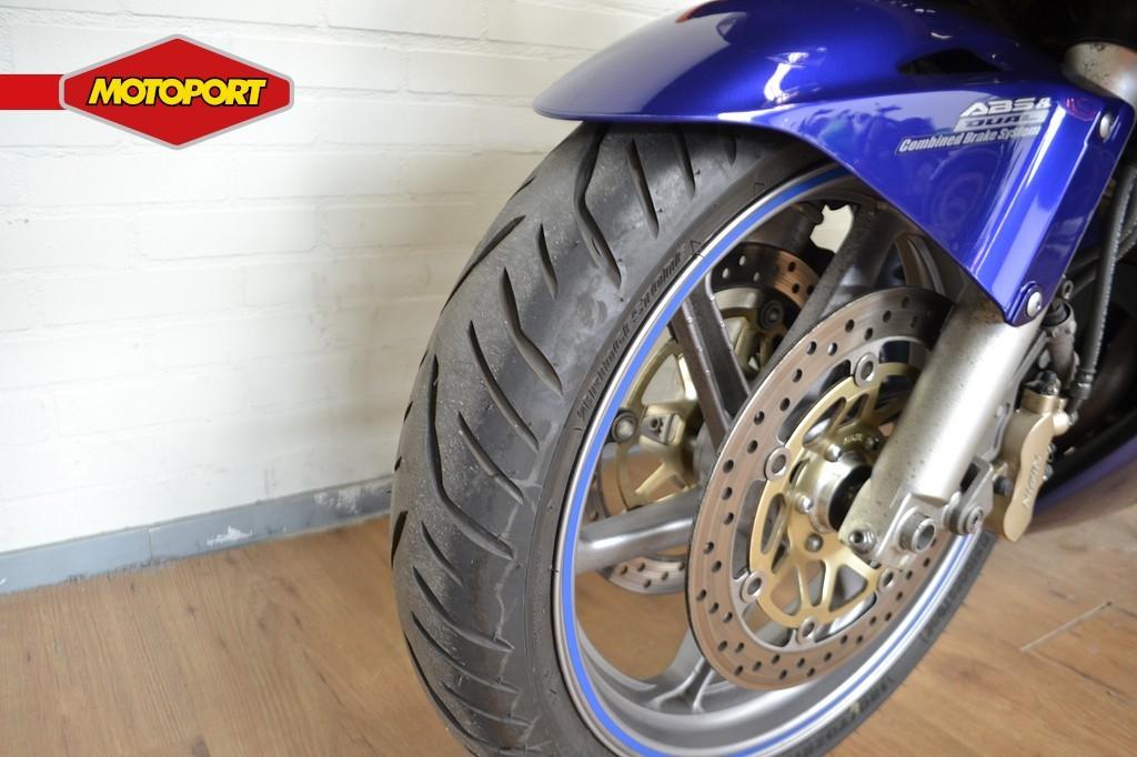 Honda VFR 800 FI VTEC ABS (bj 2005), Dorneveld 180-184
B-1731  Zellik, BE, Honda Motor Europe, Bedrijf, Sport