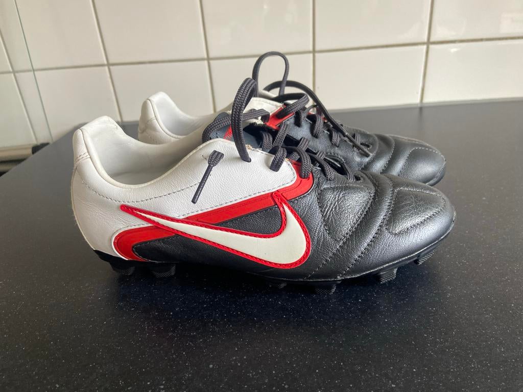 Nike voetbalschoenen zwart rood wit mt 37.5, Maat XS of kleiner, Ophalen of Verzenden, Gebruikt, Schoenen