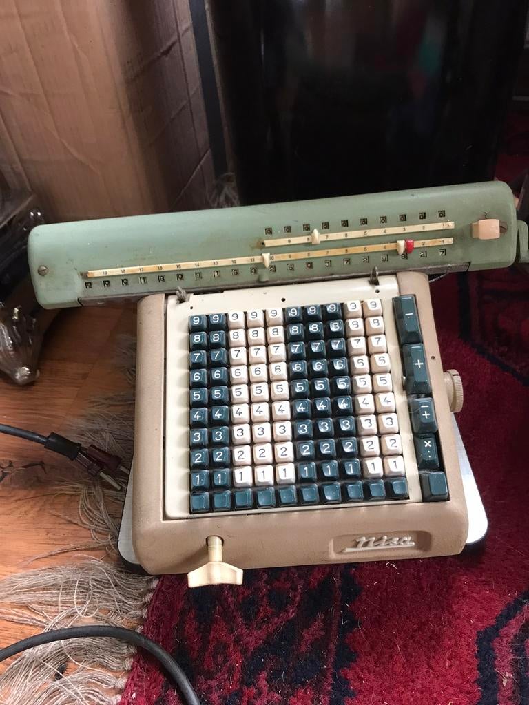 Oude elektrische rekenmachine “ Nisa”, Ophalen