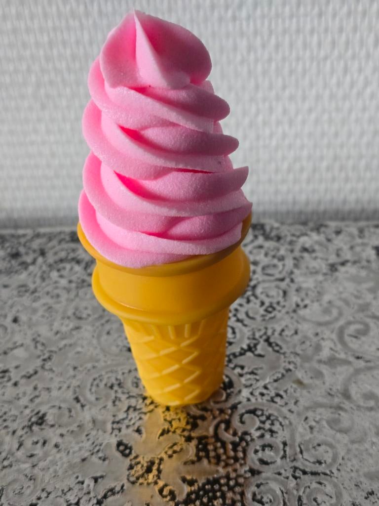 Nep roze softijs in een hoorntje, Ophalen of Verzenden, Nieuw
