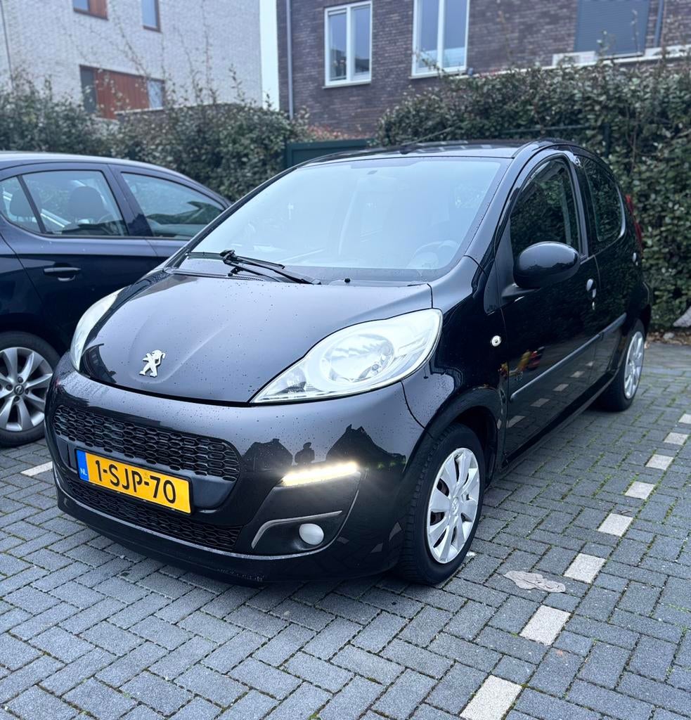 Peugeot 107 1.0 Envy 12V 5DR 2013 Zwart, Auto's, Peugeot, Voorwielaandrijving, Zwart, Leder en Stof, Origineel Nederlands