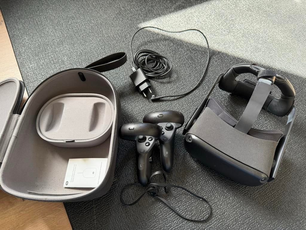 Oculus Quest (1e gen) compleet + case + extra interfaces, Spelcomputers en Games, Virtual Reality, Ophalen, Gebruikt, VR-bril