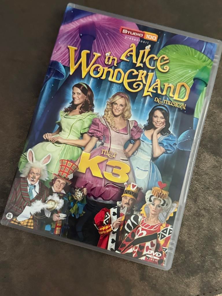 K3 in Alice in Wonderland De Musical DVD, Avontuur, Gebruikt, Alle leeftijden, Ophalen of Verzenden