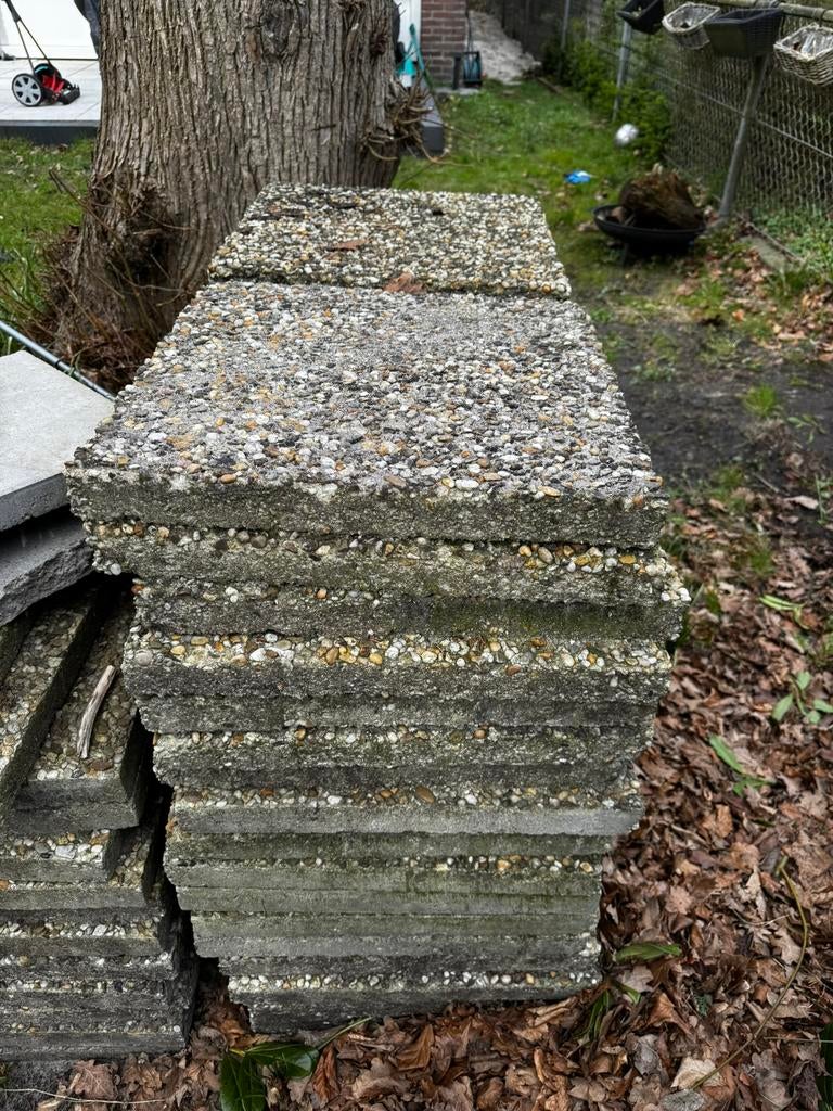 Gratis grindtegels circa 35/40 stuks, Tuin en Terras, Tegels en Klinkers, Ophalen of Verzenden, Zo goed als nieuw, Beton, Terrastegels