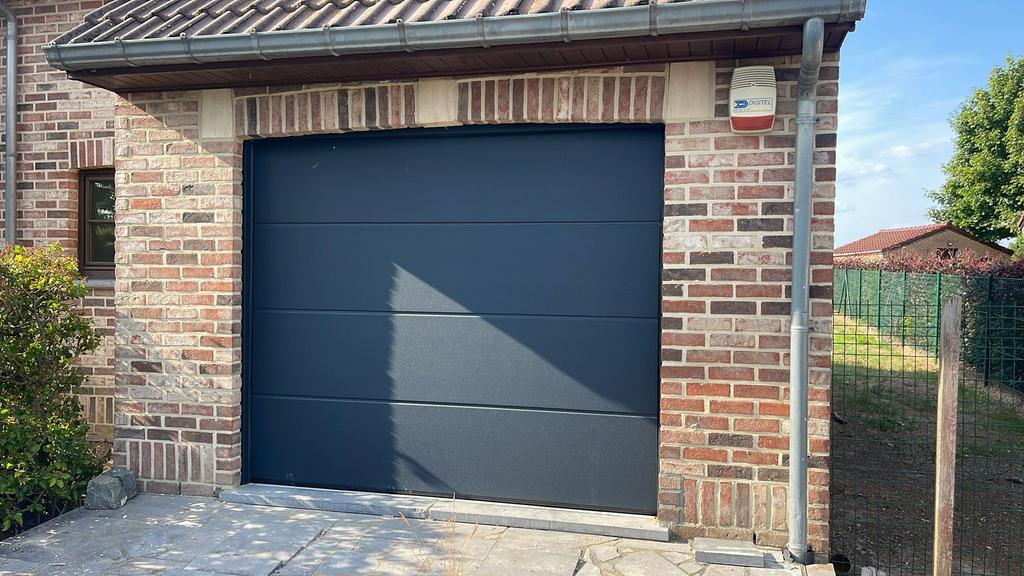 Sectionale garagedeur geplaatst tegen een scherpe prijs!, Ophalen of Verzenden, 120 cm of meer, 215 cm of meer, Garagedeur