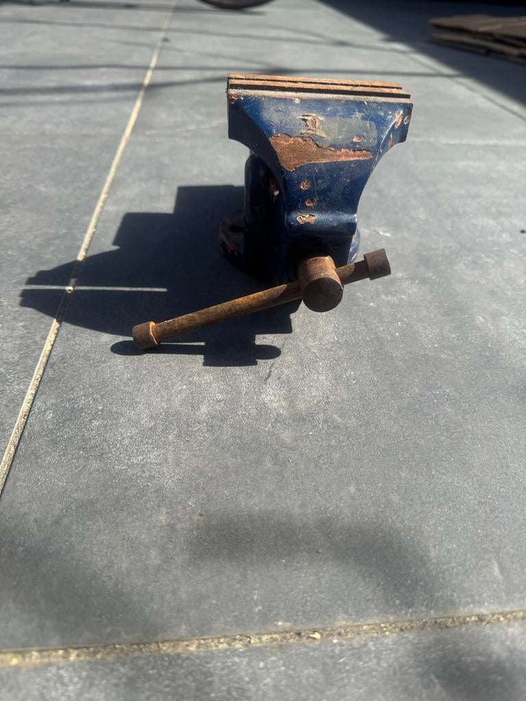 Diverse gereedschap: decoupeerzaag, slijpmachine, bankschroe, Ophalen, Gebruikt