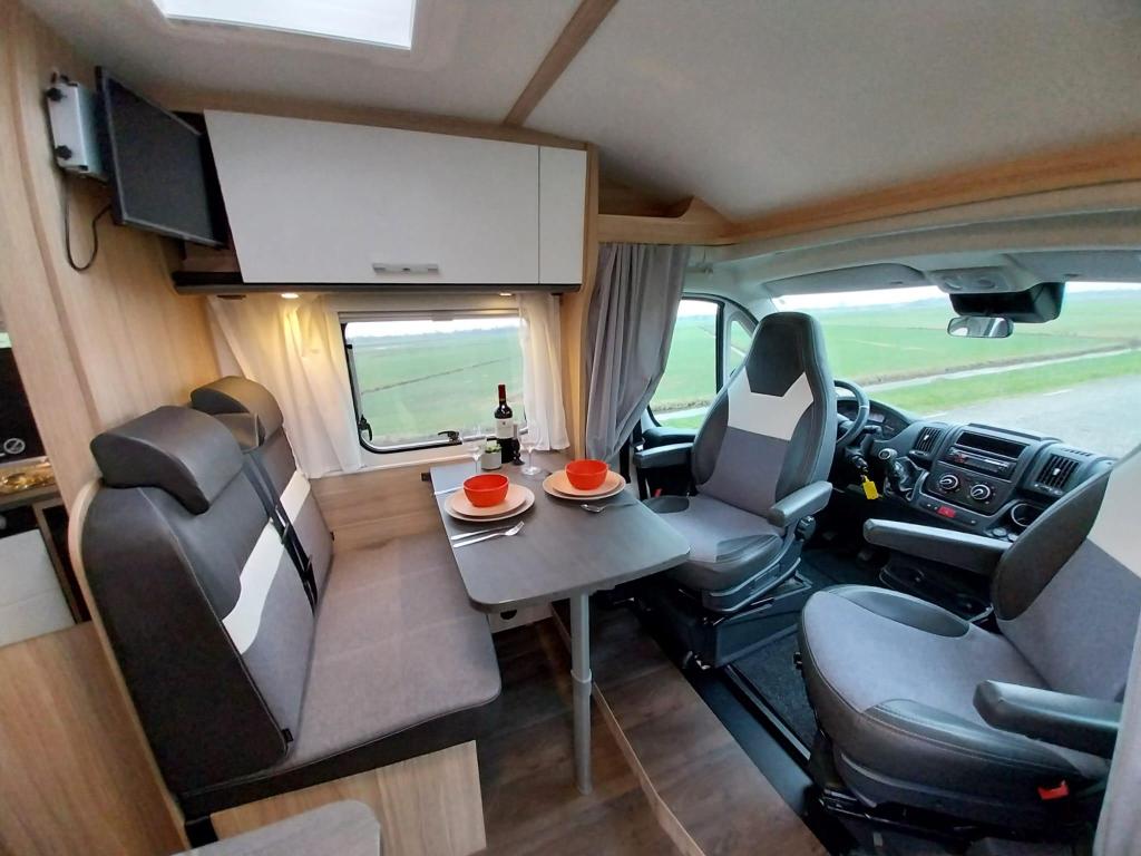 Compacte Sunlight V66 met nog maar 21300 kms en vele optie's, Niet ingevuld, Ringverwarming, Treinzit, Bedrijf