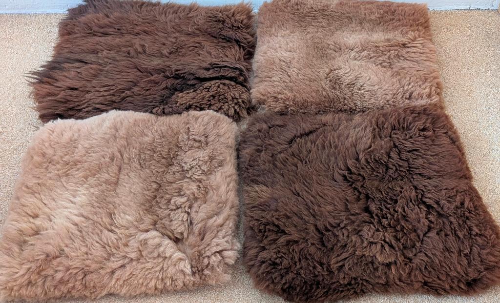 4x kussen schapenvacht NIEUW, Huis en Inrichting, Woonaccessoires | Kussens, Ophalen, Nieuw, Bruin, Vierkant
