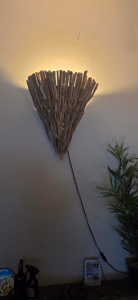 Wandlamp van drijfhout, Ophalen