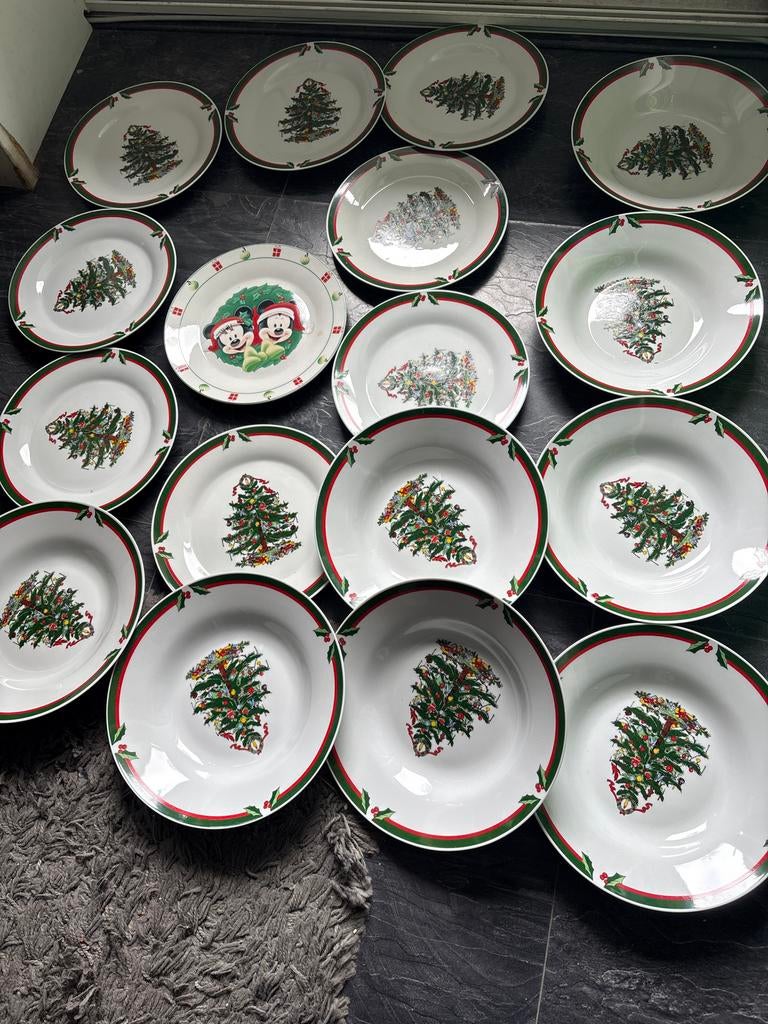 Kerst servies met kerstboom en Mickey Mouse bord, Gebruikt, Keramiek, Ophalen of Verzenden, Bord(en)