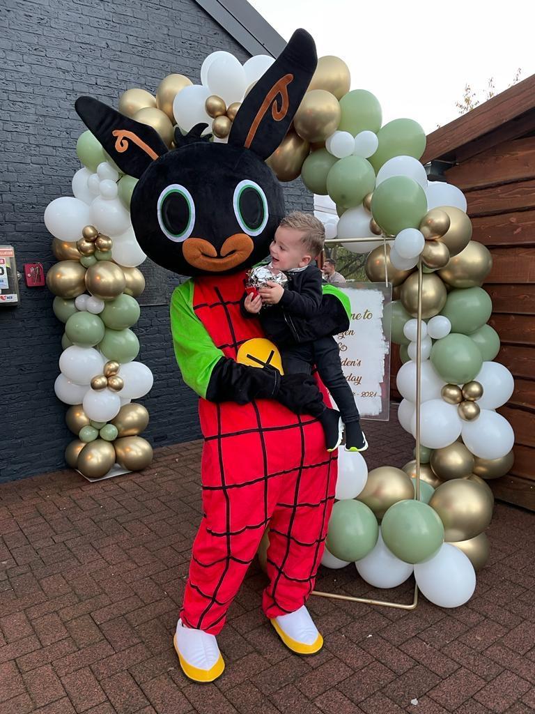 Bing Mascotte Kostuum - Kinderhelden, Hobby en Vrije tijd, Feestartikelen, Ophalen, Zo goed als nieuw, Kostuum, Verjaardag