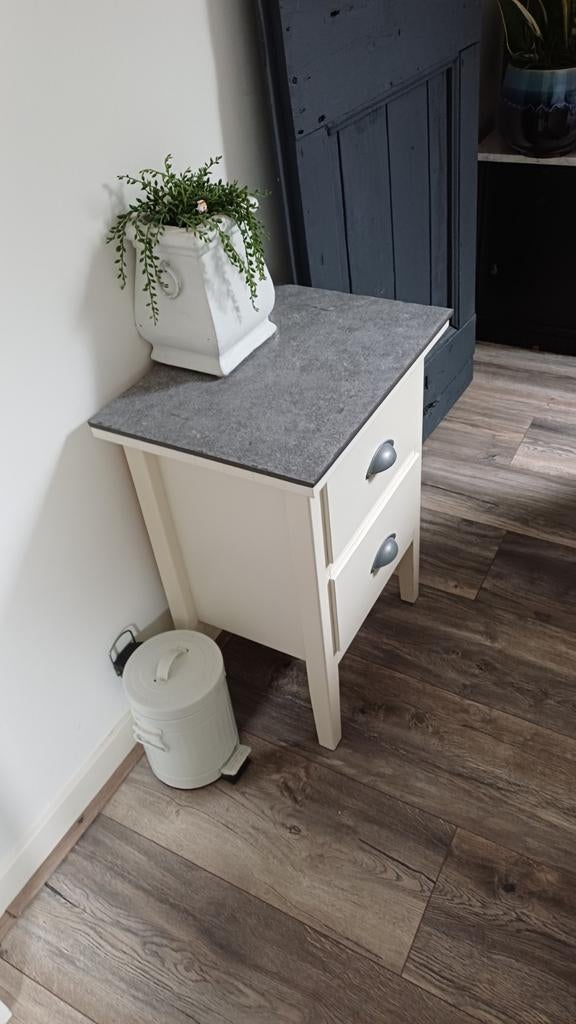 2 nachtkastjes met stenen blad, Ophalen