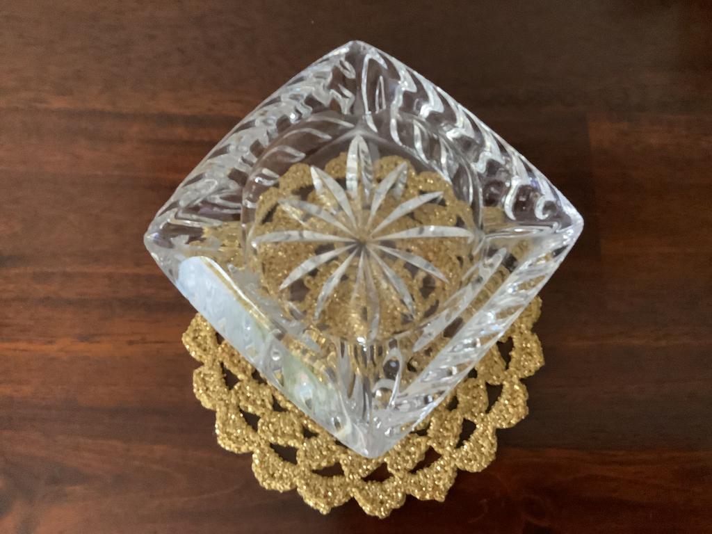 Asbakken.  met bladgoud.  &.    Kristal, Verzenden