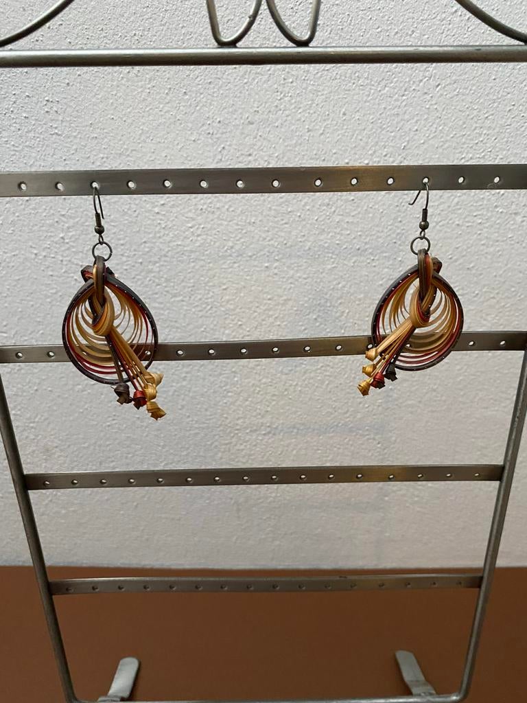 Handgemaakte oorbellen, Overige materialen, Hangers, Beige, Ophalen of Verzenden