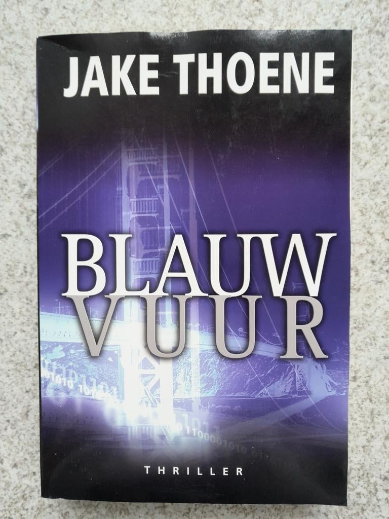 Triller: Blauw vuur., Boeken, Gelezen, Jake Thoene, Ophalen of Verzenden, Amerika