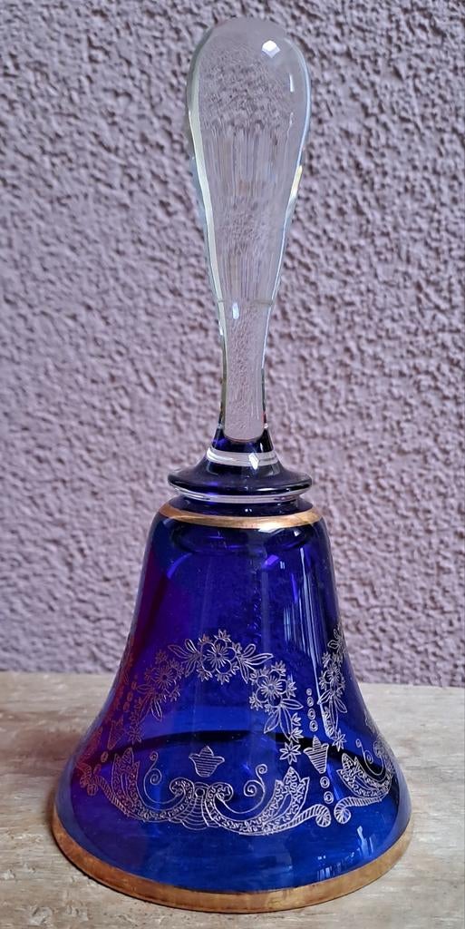 Blauwe glazen bel met gouden details, Ophalen