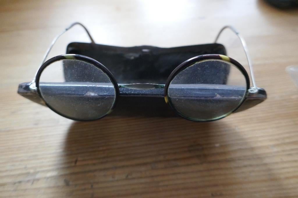 3 oude brillen met twee in brillenkoker, Ophalen of Verzenden, Gebruikt, Bril, Overige merken