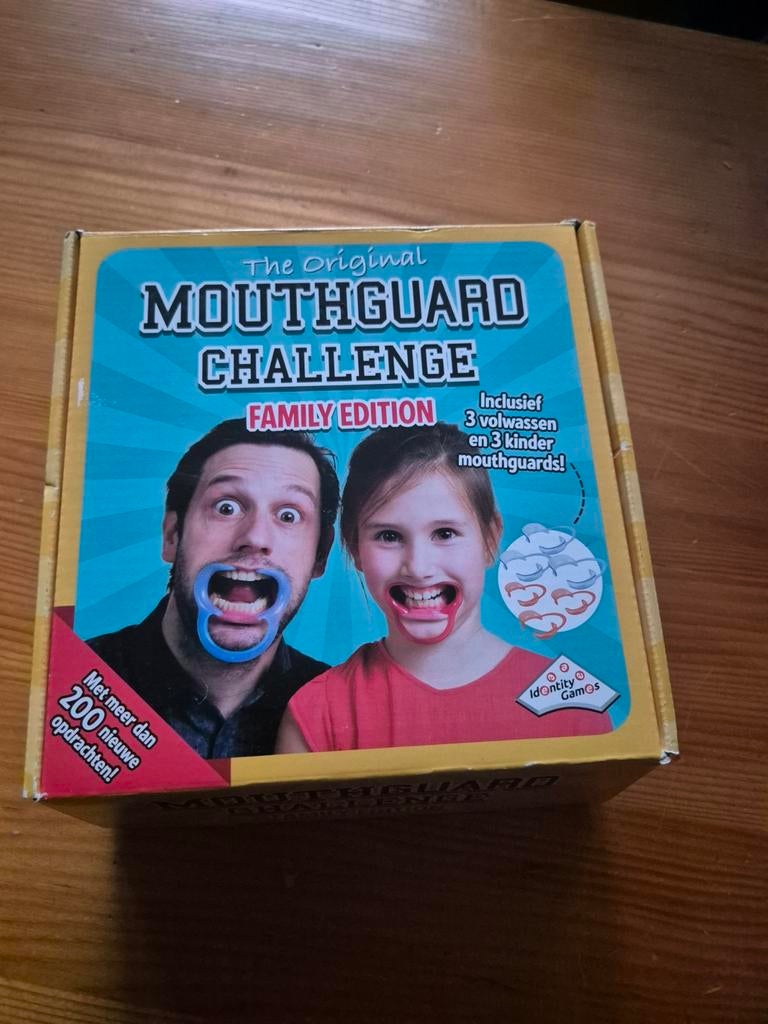 Mouthguard Challenge Family Edition - Leuk familiespel!, Identity Games, Vijf spelers of meer, Ophalen of Verzenden, Zo goed als nieuw
