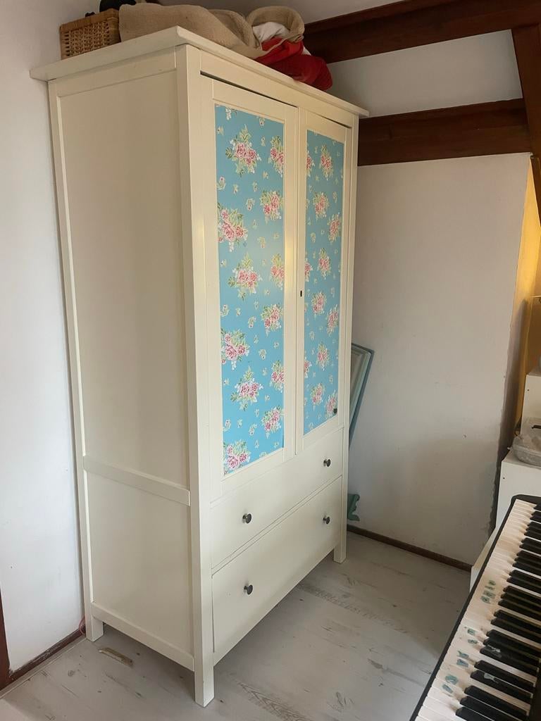 Mooie Hemnes kledingkast, Huis en Inrichting, Kasten | Kledingkasten, Ophalen, 100 tot 150 cm, Zo goed als nieuw, Met lade(s)